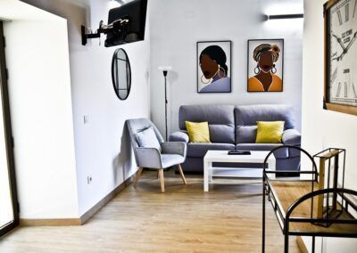 Salón con sofá Apartamentos Turaca en Trujillo